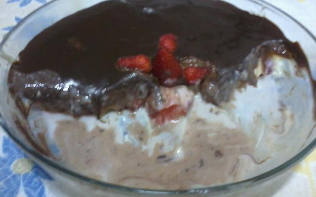 Bombom de morango na travessa