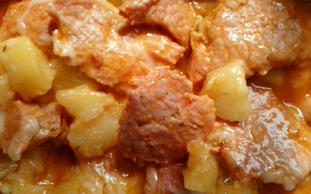 Picanha suína com batatas cobertas de queijo