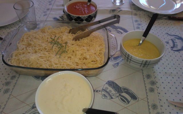 Espaguete aos quatro molhos