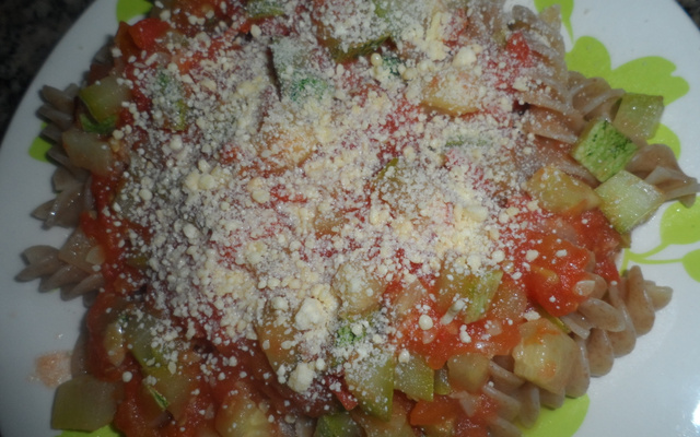 Macarrão integral com tomate e abobrinha
