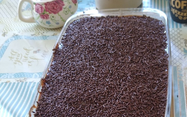 Bolo simples de chocolate