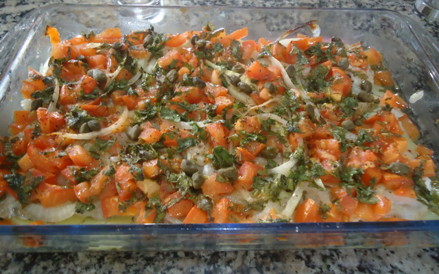 Sardinha ao forno com batata, cebola e tomate