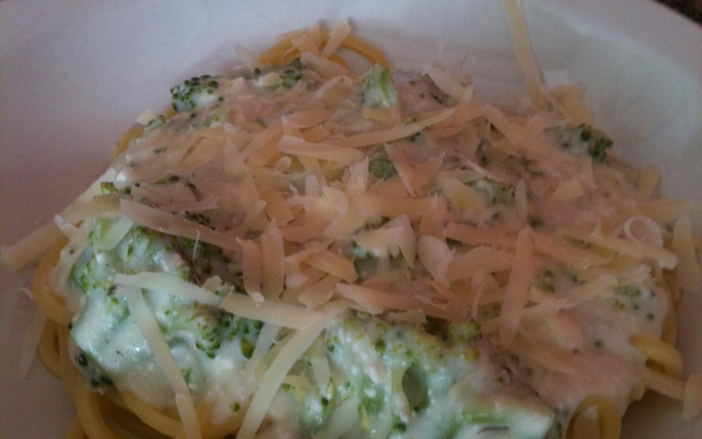 Molho branco com brócolis e nozes