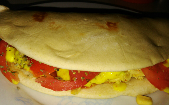 Sanduíche de frango no pão árabe