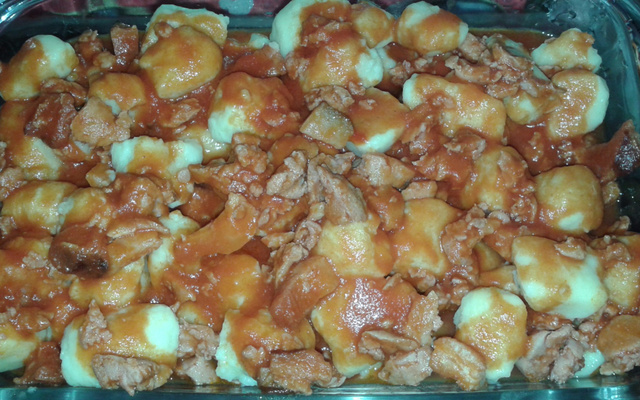 Nhoque de batata com molho de linguiça e bacon