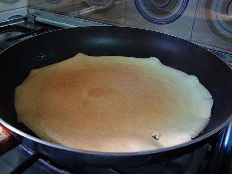 Panqueca doce e leve com recheio de sorvete