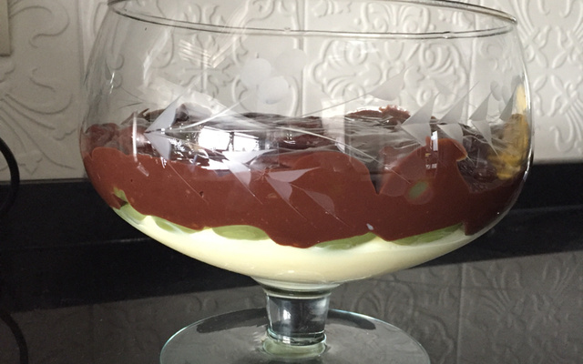 Bombom de uva na travessa