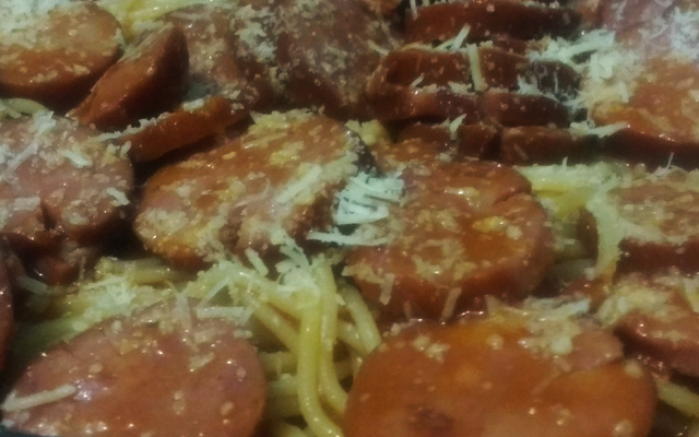 Espaguete com molho de calabresa