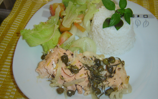 Salmão com alcaparras e ervas