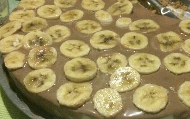 Cheesecake de banana com calda de chocolate