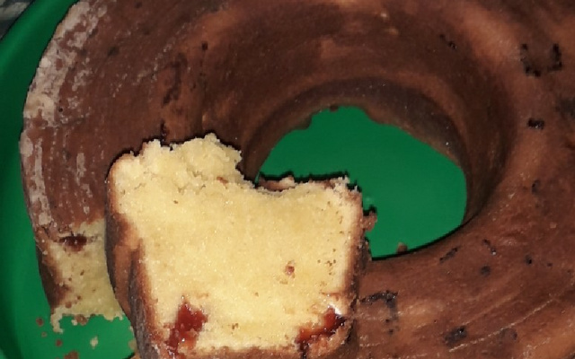 Bolo de fubá com goiabada