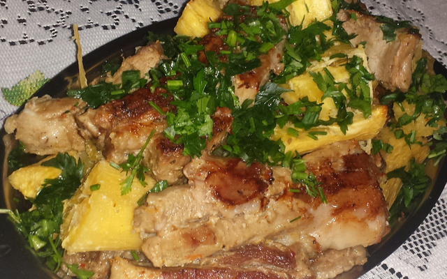 Costelinha de porco assada com mandioca