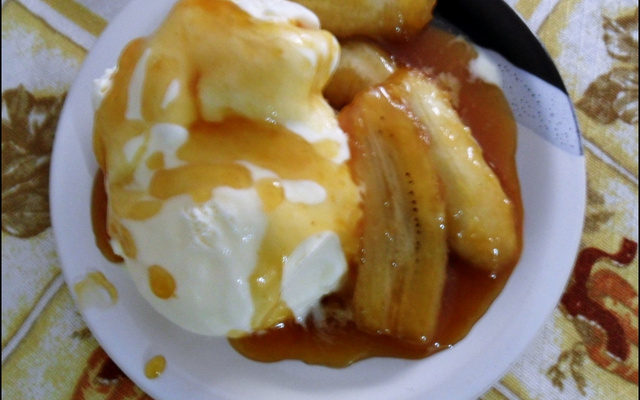 Banana flambada com sorvete