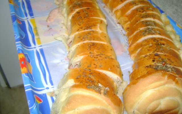 Pão recheado com chester de peito de peru defumado e queijo prato- Tia Jucy