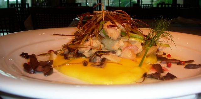 Bacalhau ao alho - poró com azeite extra virgem sobre purê de mandioquinha e cogumelos selvagens