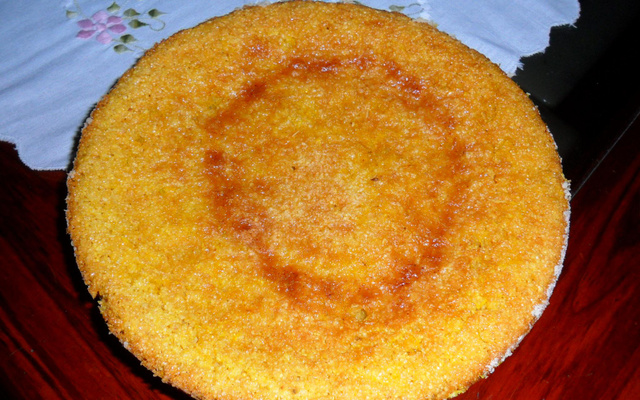 Bolo de milharina com calda de laranja