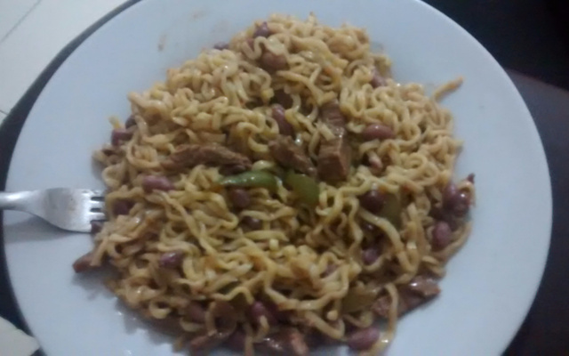 Macarrão oriental com carne ao shoyu