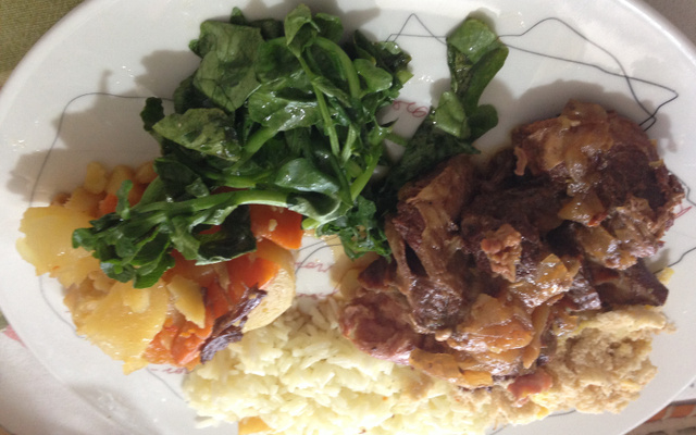 Costela de boi com legumes e agrião na pressão