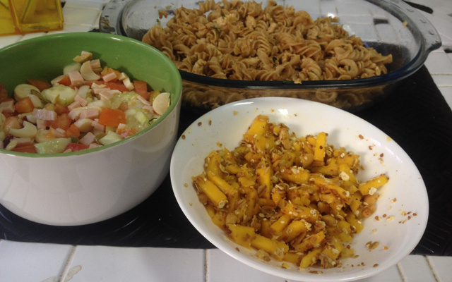 Salada mista light com macarrão integral