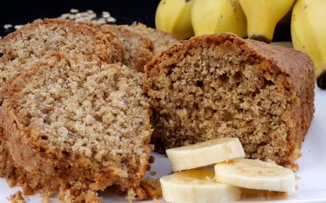 Bolo de banana de liquidificador sem glúten e sem lactose