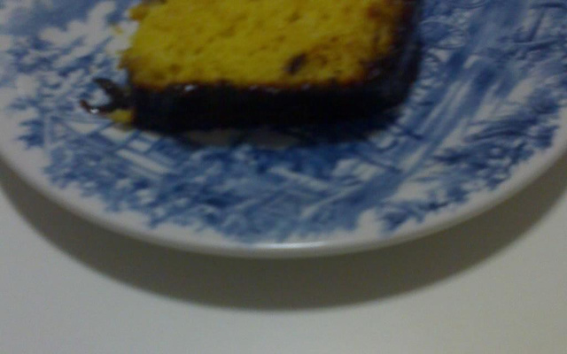 Bolo com casca de laranja e chocolate