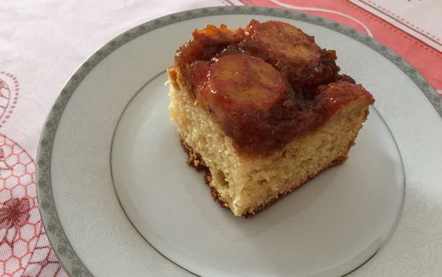 Bolo invertido de banana caramelada de liquidificador