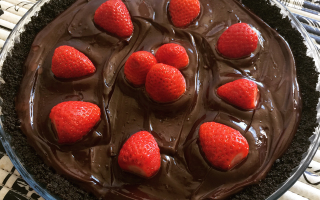 Torta de biscoito de chocolate recheado de baunilha, chocolate e morangos
