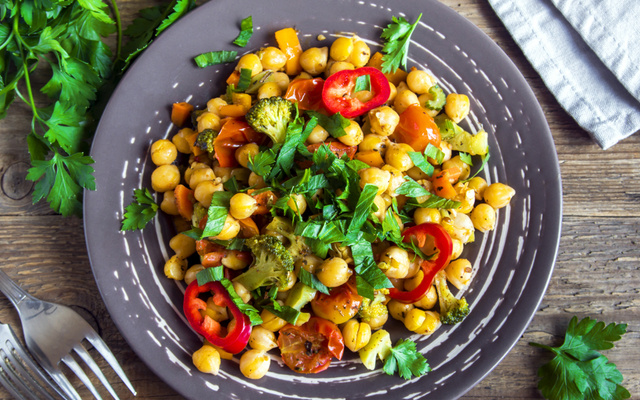 Grão-de-bico com legumes