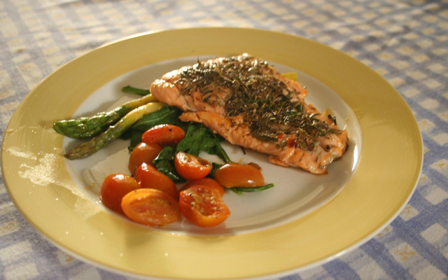 Salmão com Aspargos, Rúcula e Tomates cereja