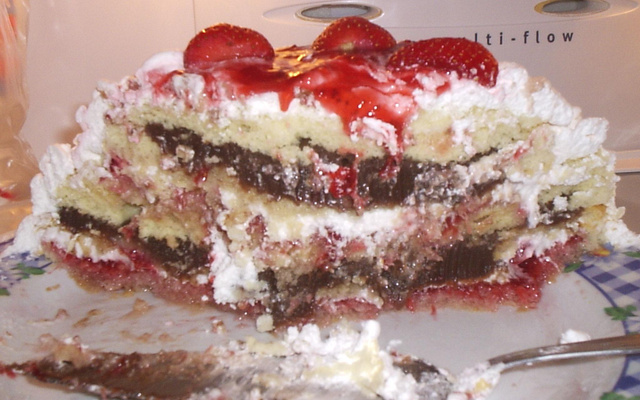 Bolo festa de morango e brigadeiro