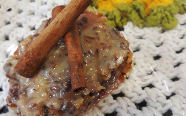 Bolo com cobertura de coco queimado