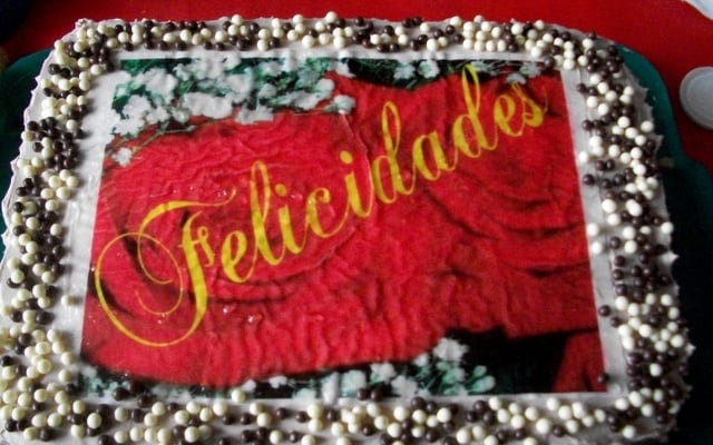 Bolo de chocolate com cobertura de chocolate e recheio de coco