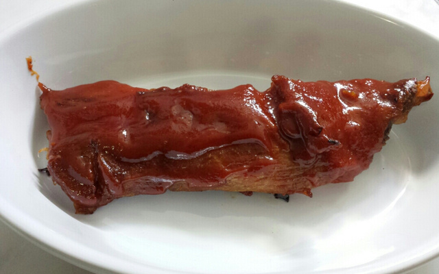 Costela suína com goiabada acompanhada de batata calabresa