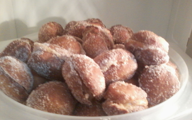 Sonho com recheio de doce de leite