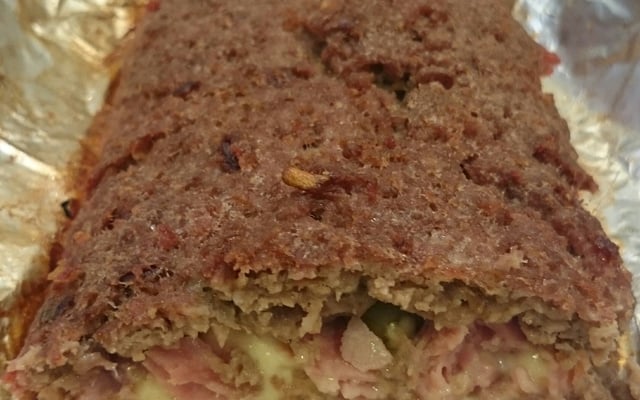 Bolo de carne moída recheado com presunto e mussarela