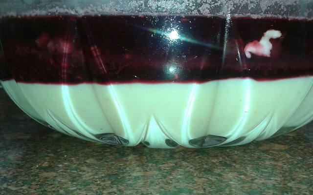 Brigadeiro branco com cobertura de frutas vermelhas da Nete