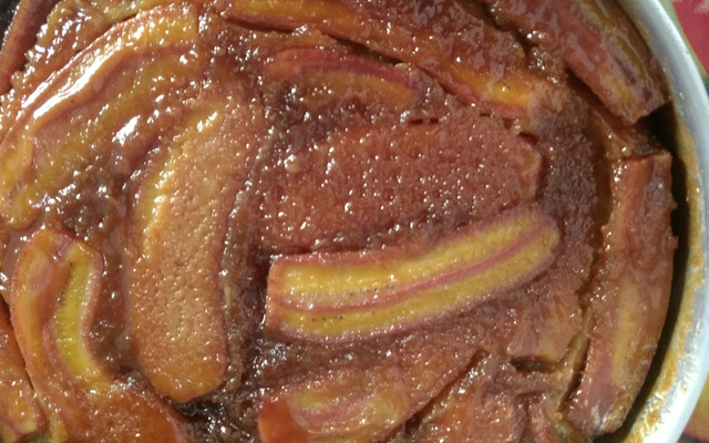 Bolo com banana caramelizada
