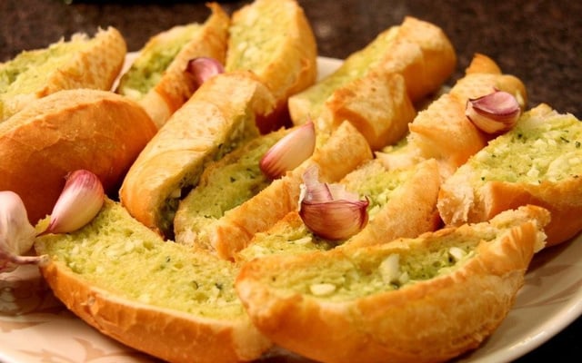 Pão de alho para churrasco com pão francês amanhecido