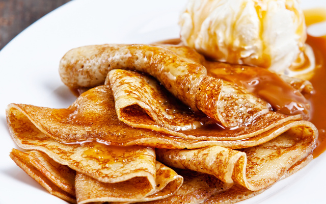 Crepe de nozes com sorvete de doce de leite