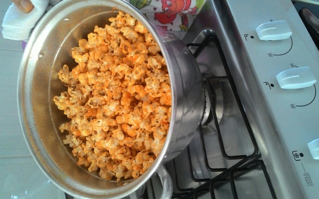 Pipoca colorida para festas infantis