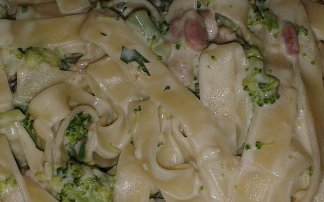 Penne com bacon e brócolis