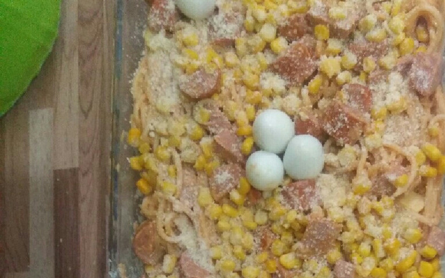 Macarrão com salsicha e creme de leite