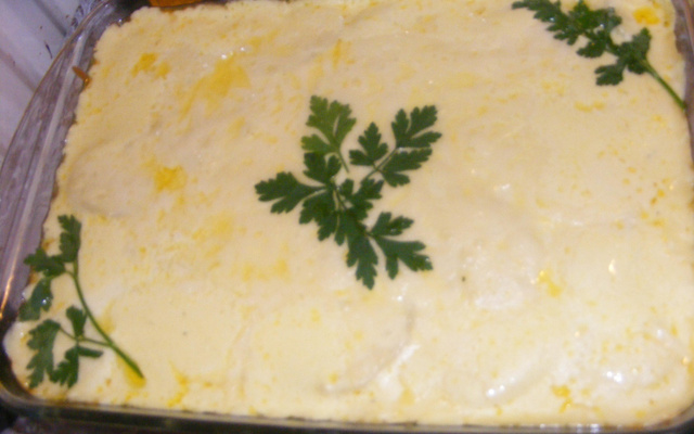 Batata gratinada ao creme de cebola e queijo