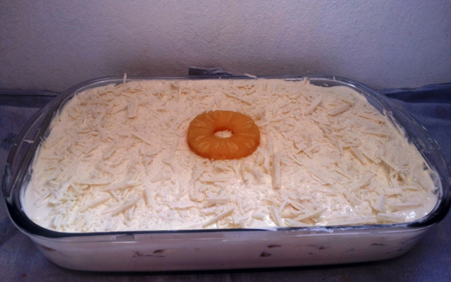 Pavê de quatro leites com abacaxi e chocolate branco
