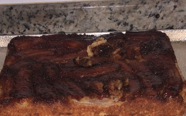Torta de banana caramelada fácil
