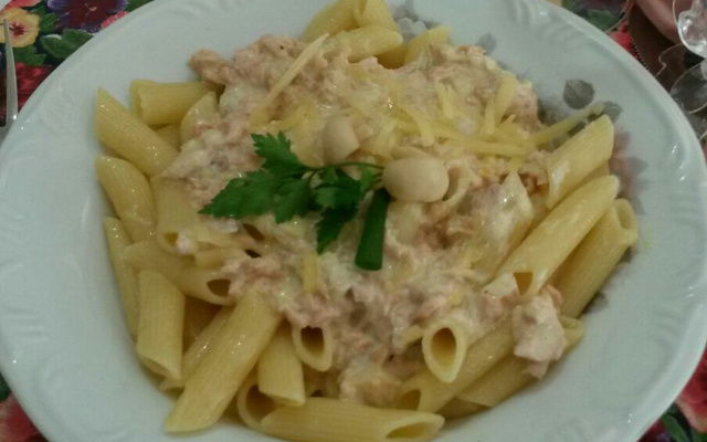 Penne ao molho de salmão com raspas de limão siciliano