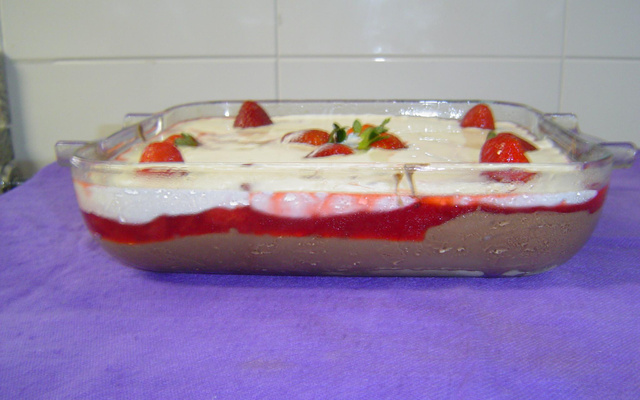 Torta sorvete de chocolate com morangos