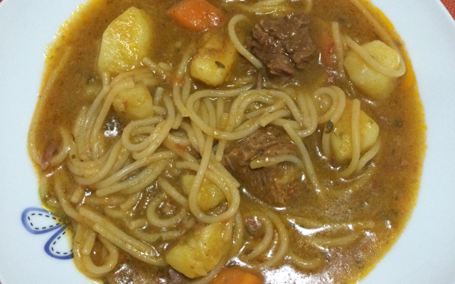 Sopa de costela com macarrão