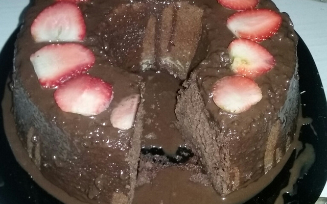 Bolo de chocolate e calda de chocolate