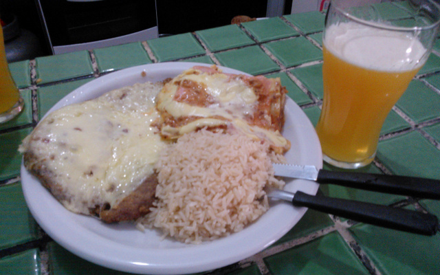 Lasanha com molho branco e bolonhesa